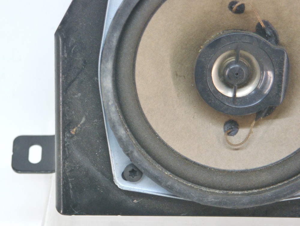 Freightliner A22-54729-000 - Speaker Bracket w/ Speaker OEM 8529