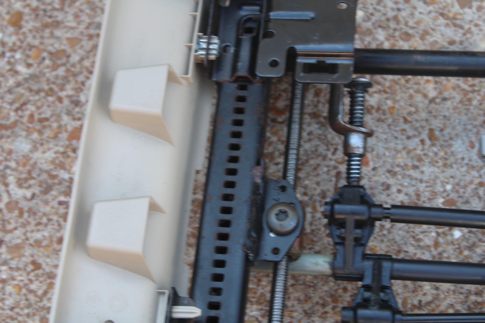 07-14 CHEVY TAHOE SUBURBAN YUKON DRIVER LEFT 2 PLUG POWER SEAT TRACK TAN TRIM