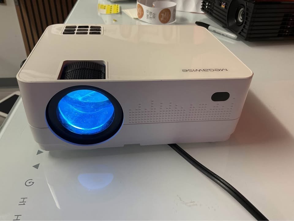 Megawise L21 Mini LCD Video Projector - NO REMOTE