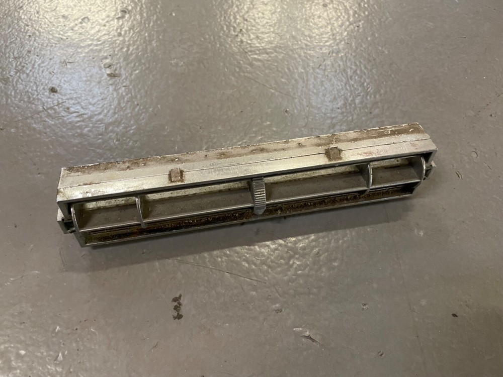68 ONLY C3 Corvette Centre Duct Chrome Vent With A/C