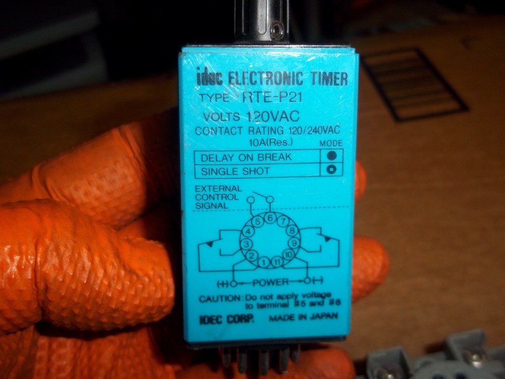 Idec RTE-P21 Electronic Timer with connector