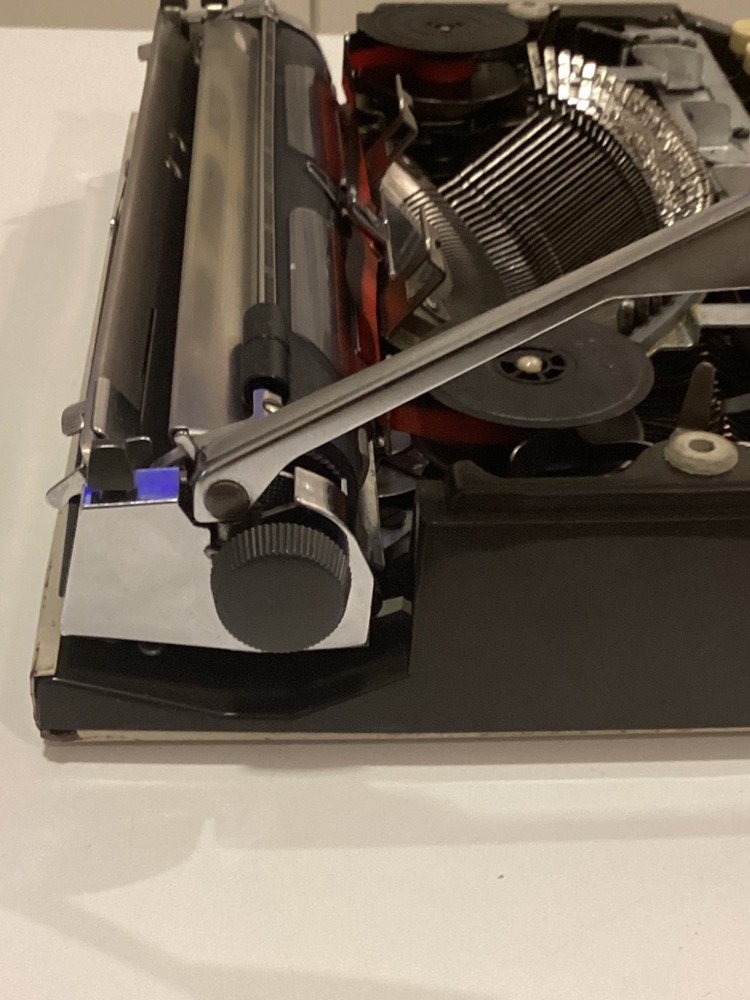 TRIUMPH TIPPA S. TYPEWRITER CURSIVE TYPEFACE. SPANISH LAYOUT. GERMANY 1969.