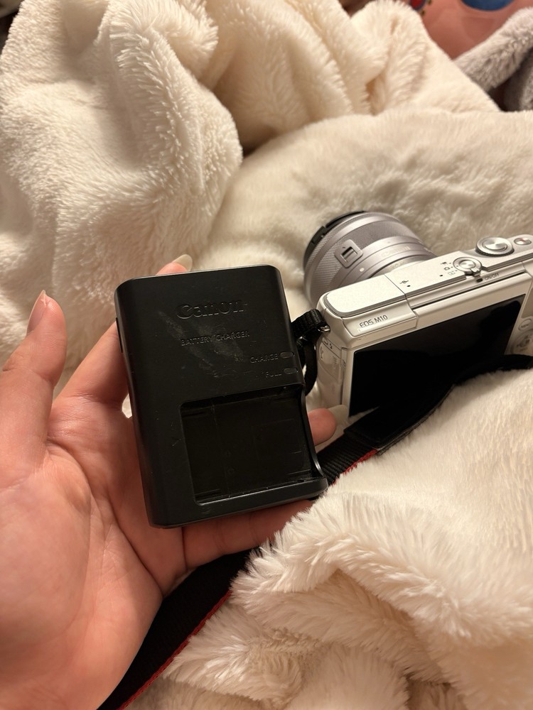 Canon EOS M10 Mirrorless Camera White 18MP Touchscreen Built-in Flash