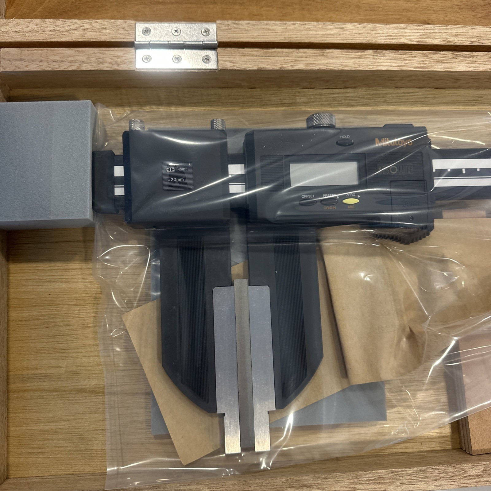 New Mitutoyo Metric Carbon Fiber Digital Caliper 1000mm / 0.01mm Nib Style Jaws