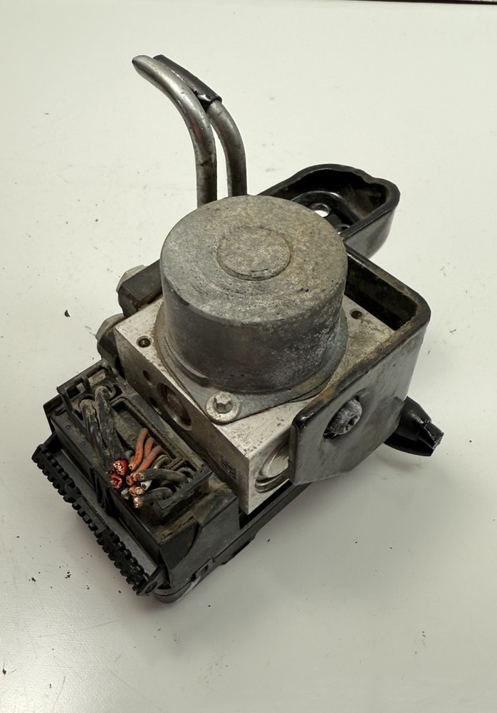 2012-2016 Harley Davidson FLD Switchback Classic ABS PUMP MODULE & MOUNT BRACKET