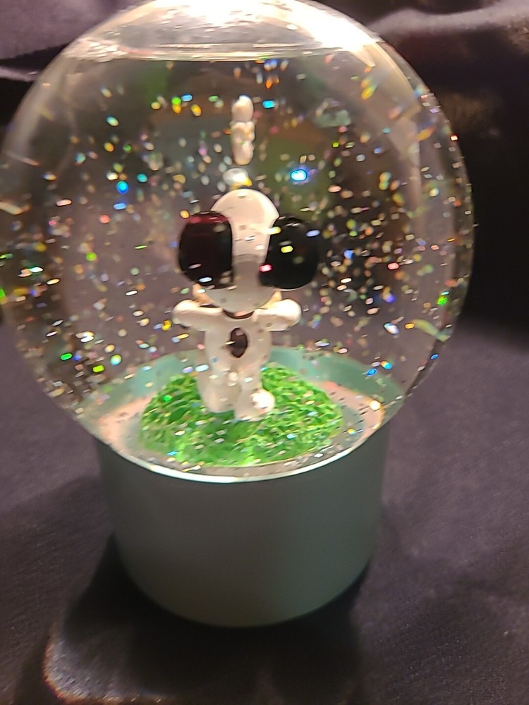 Snoopy Easter LIGHT UP Water Globe Snow Globe Please Read