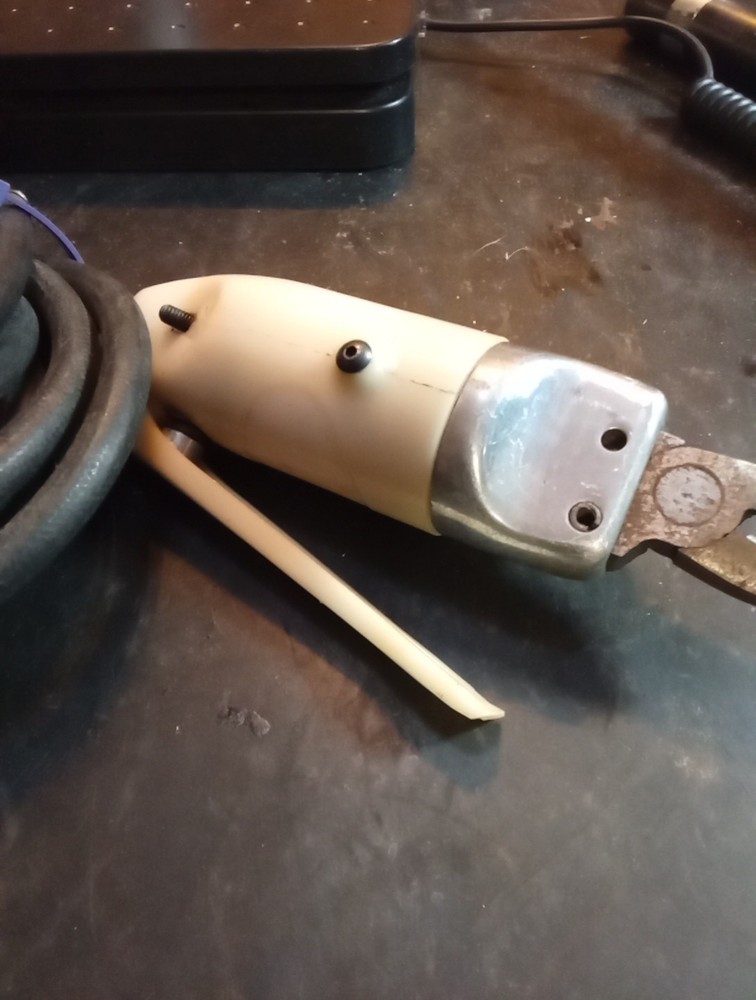 Utica Pneumatic Wire Cutter