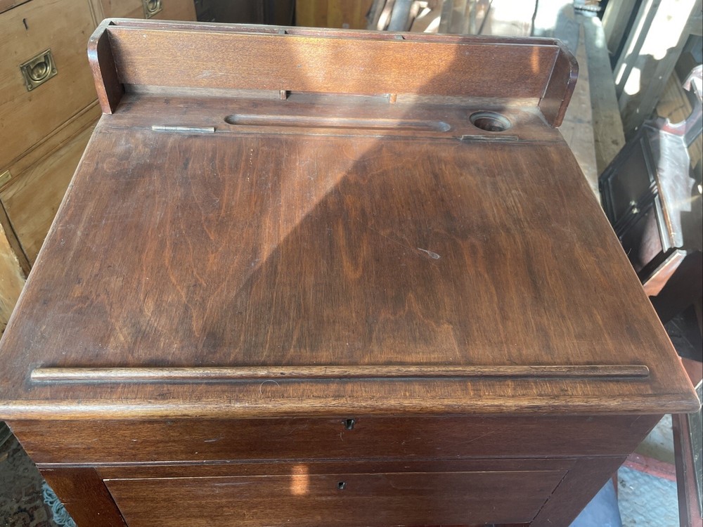 A Lecturn /desk