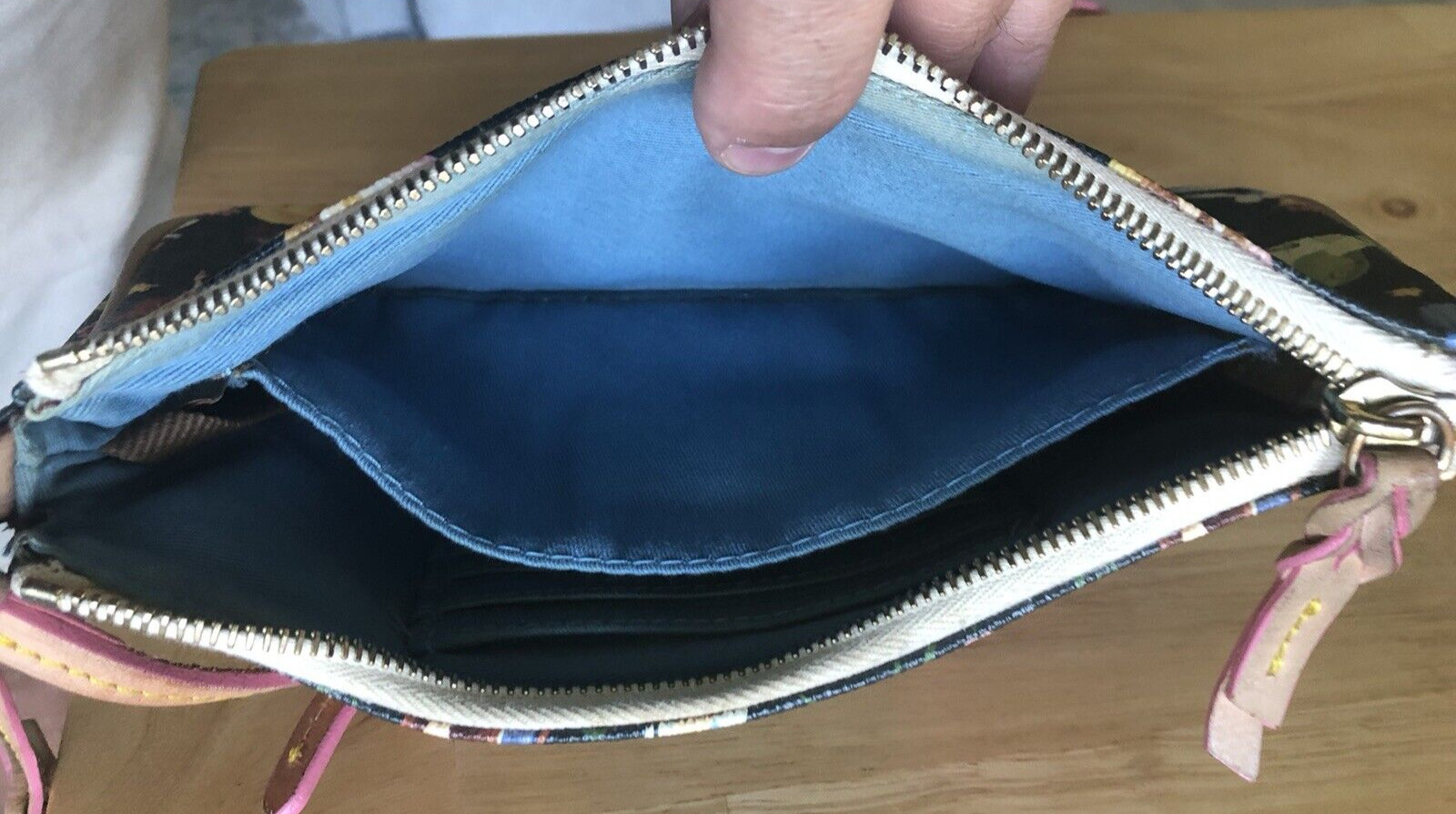 RARE DISNEY 2016 DOONEY & BOURKE PRINCESS HALF MARATHON CROSSBODY PURSE - ISSUES