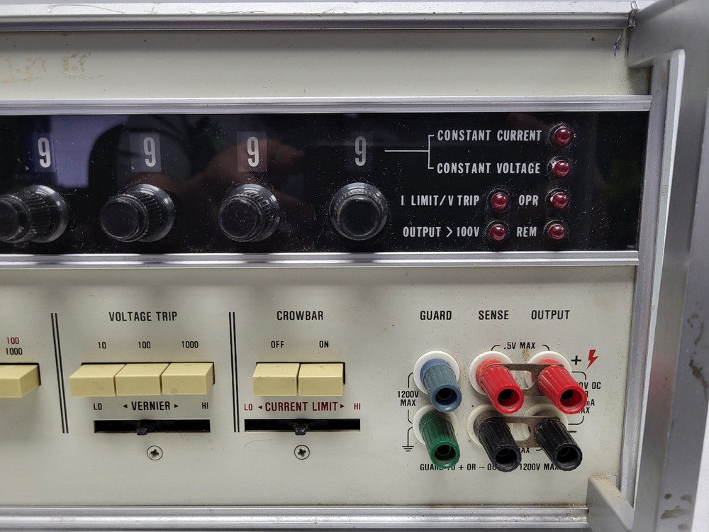 Fluke 3330B Constant Current Voltage Calibrator Parts (Powers On)