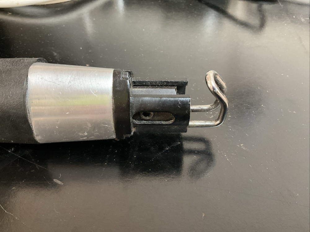 PNEUMATIC SCREWDRIVER