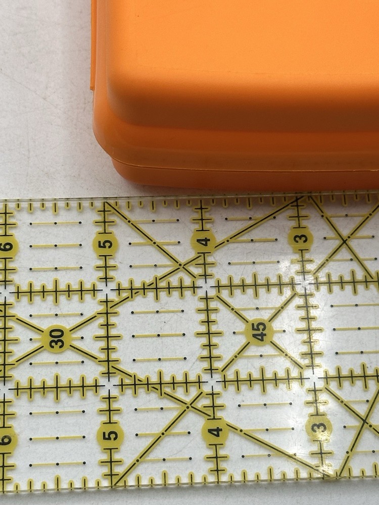 Tupperware Sandwich Keeper 3752A-4 Orange