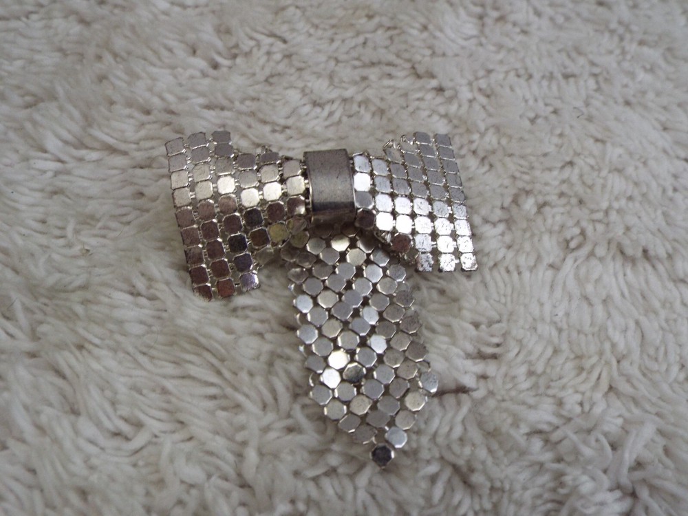 Silvertone Mesh Bow Pin (D49)