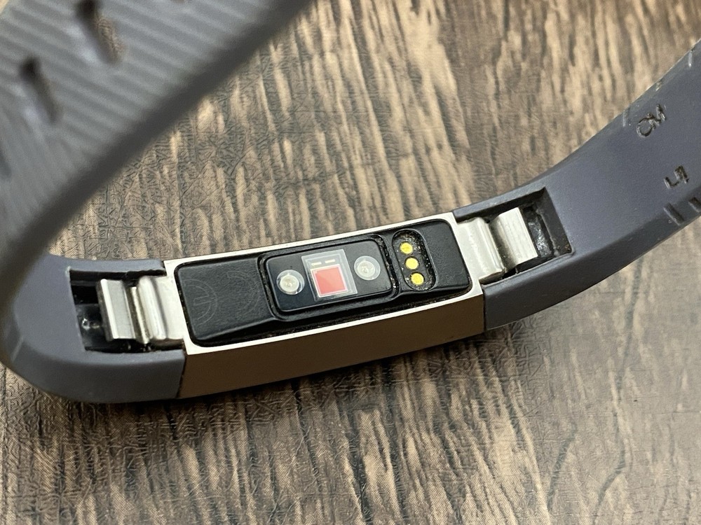 Fitbit Alta Activity Tracker-Charger & Extra Bands - Tested and Working