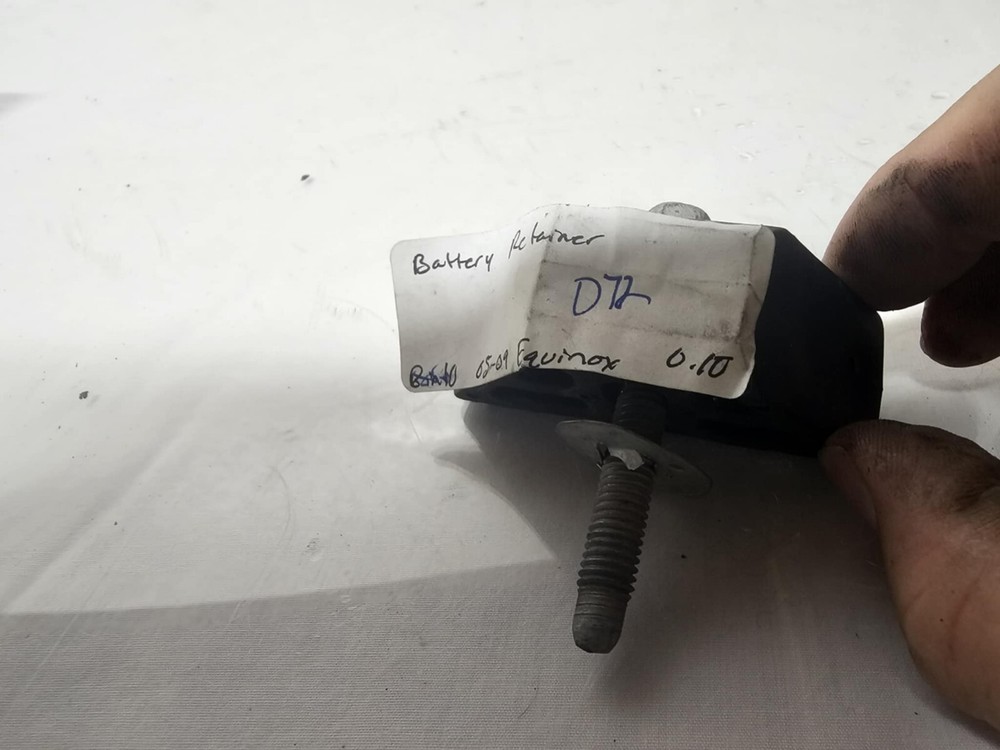 05 Chevrolet Equinox Battery Retainer