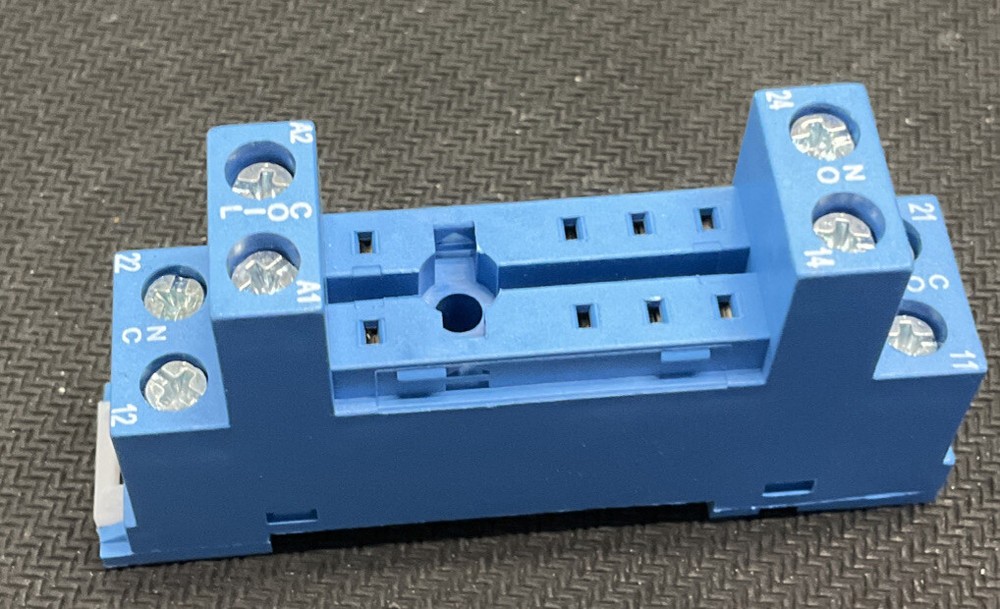 95.65- CLAMP TERMINAL SOCKET - 10A 250V AC - DPDT