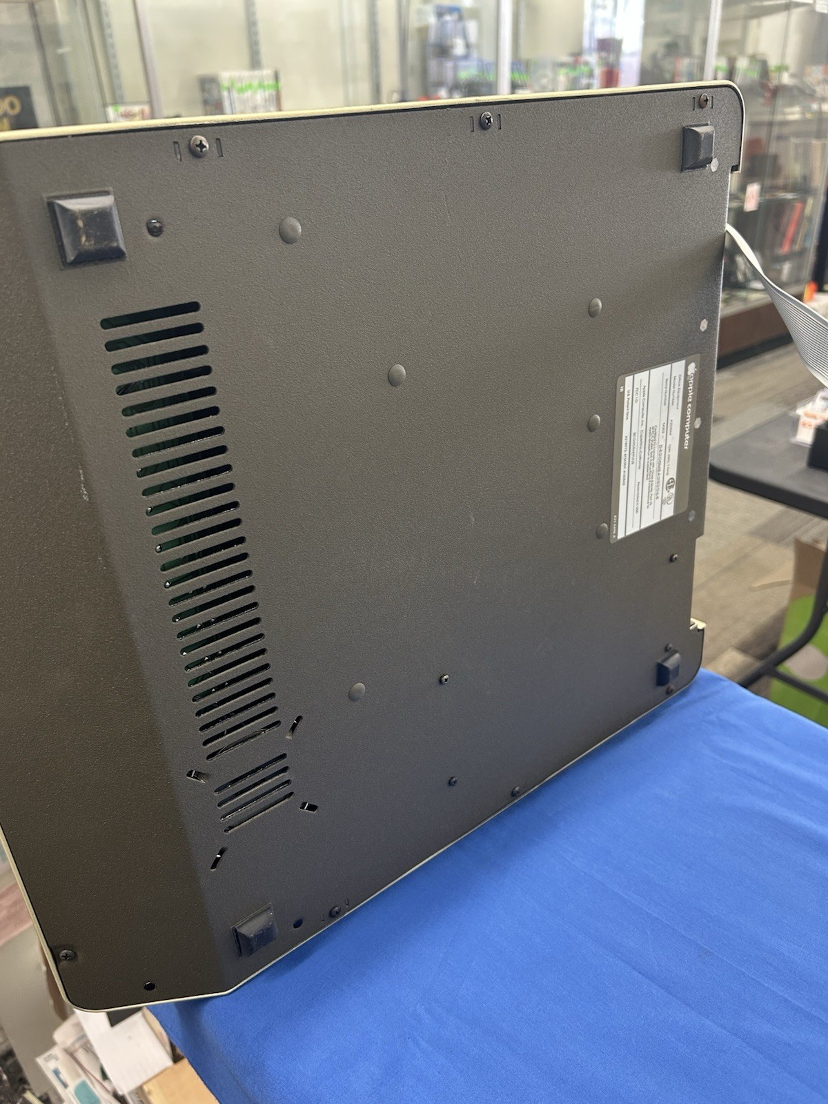 Vintage Apple IIe Computer A2S2064 With Disk ii Turns On Untested