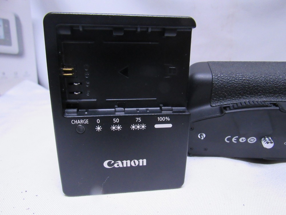 Canon BG-E7 BG E7 Battery Grip for EOS 7D DSLR Camera & charger