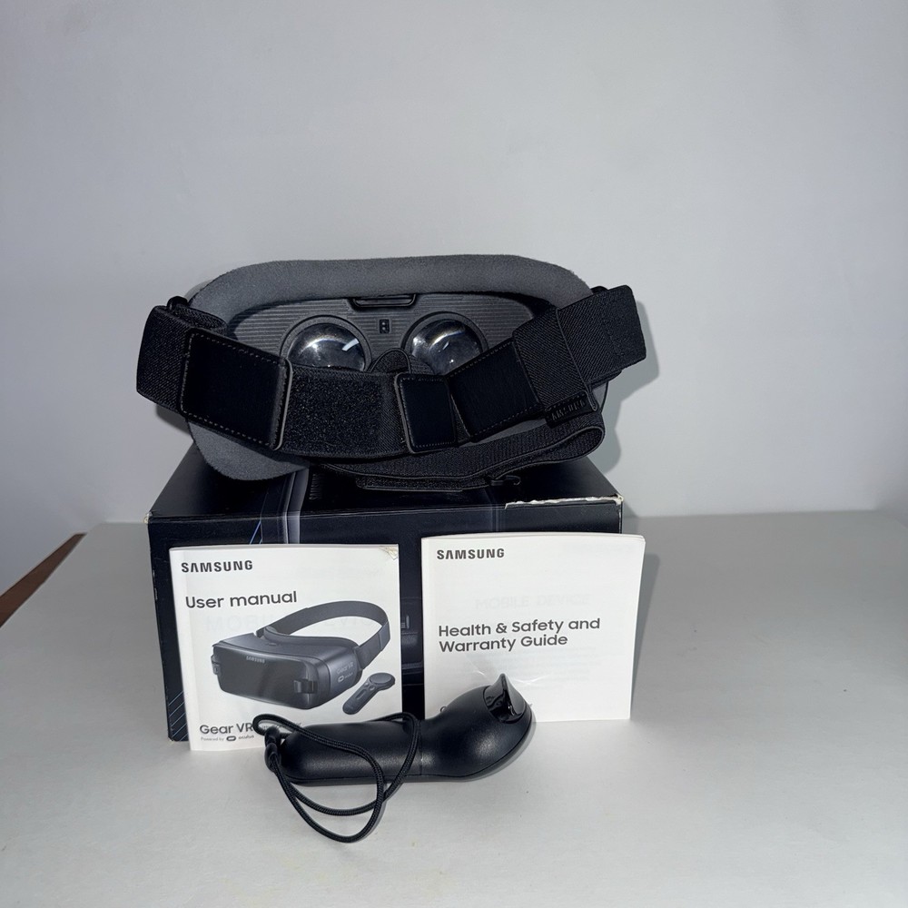 Samsung Gear VR SM-R324 with Controller Powered By Oculus New Opened Box