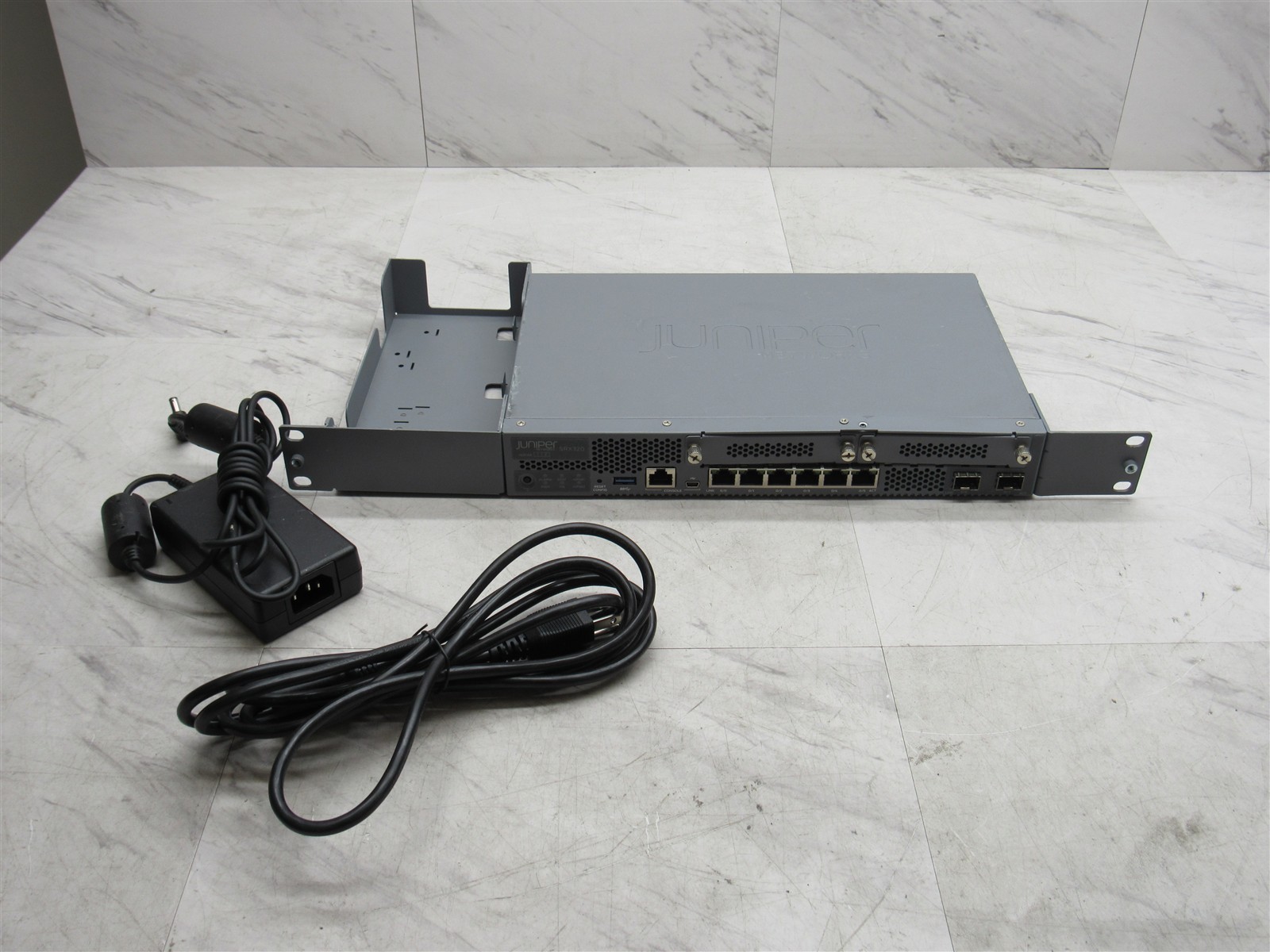Juniper Networks SRX320 Rack Mountable Security Services Gateway Appliance + AC