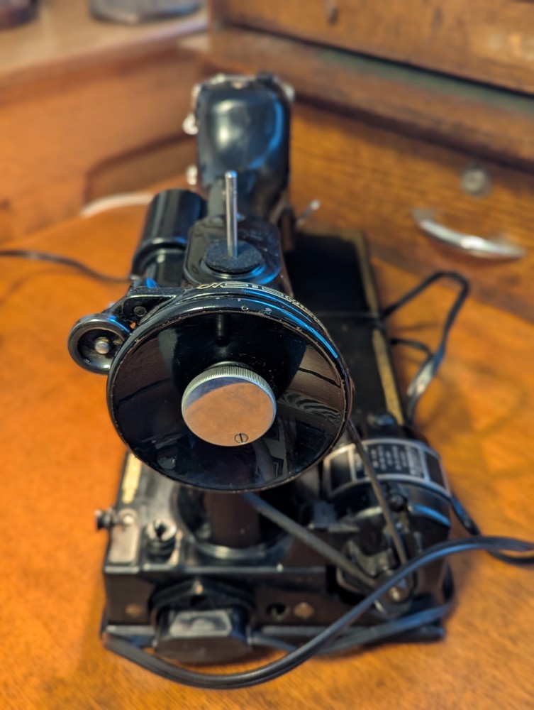 Excellent Singer 221 3-120 Featherweight Sewing machine With Box . D3