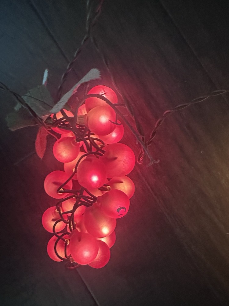 Vintage Plastic Rubber Grape String Lights Working 25’ Long 6 Clusters Red/green
