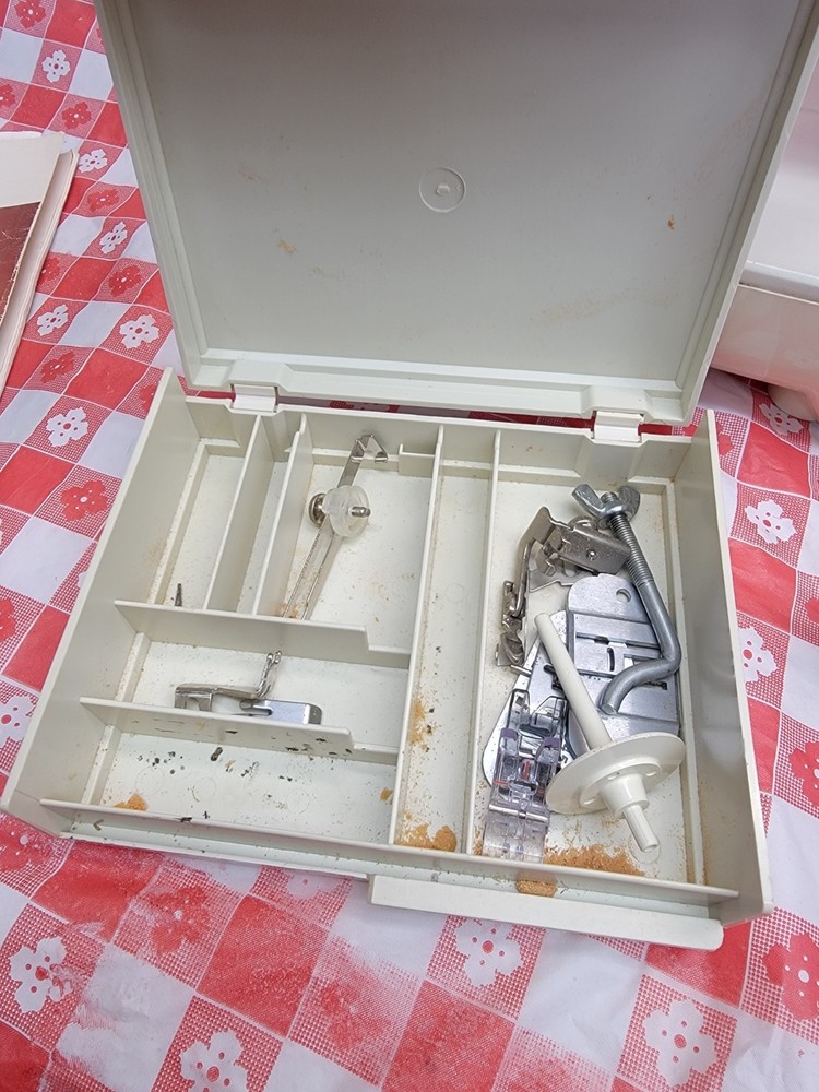 SINGER TOUCH-TRONIC 1060 SEWING MACHINE