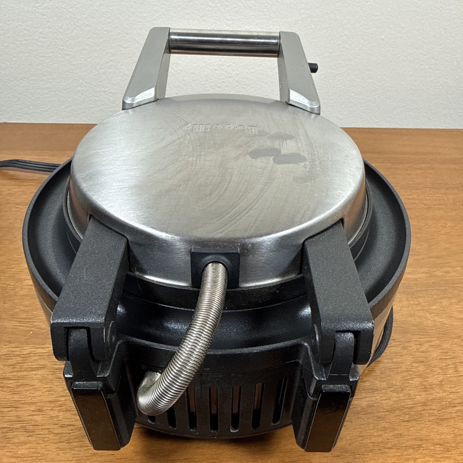 Breville BWM520XL No-Mess Round Waffle Maker Brushed Stainless Steel 7 Settings