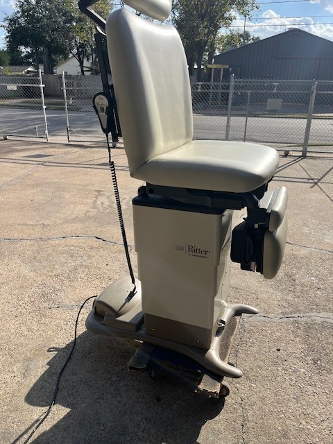 Midmark 230 Power Exam Table