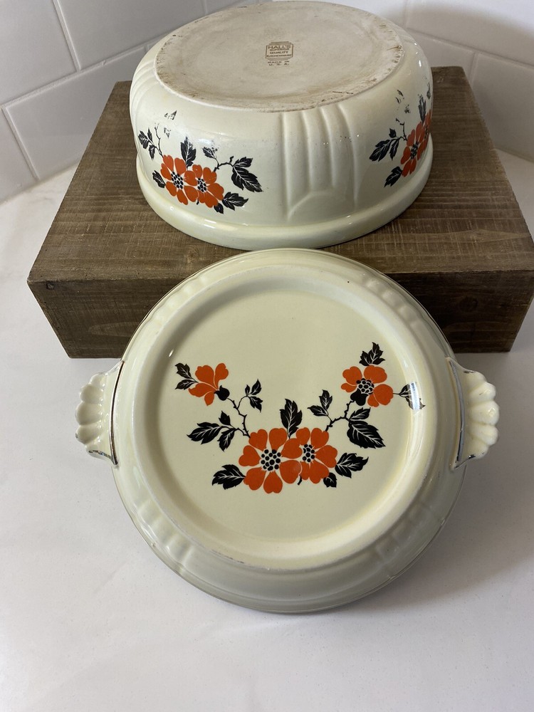 Hall Superior Kitchenware Red Poppy Pattern Covered 1.5 Quart Casserole Baker