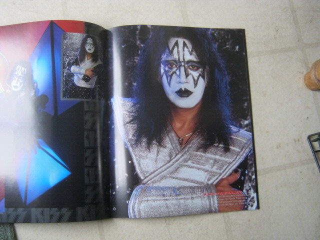 KISS ALIVE WORLDWIDE 1996/1997 GORGEOUS NM+ EMBOSSED COVER CONCERT TOUR BOOK