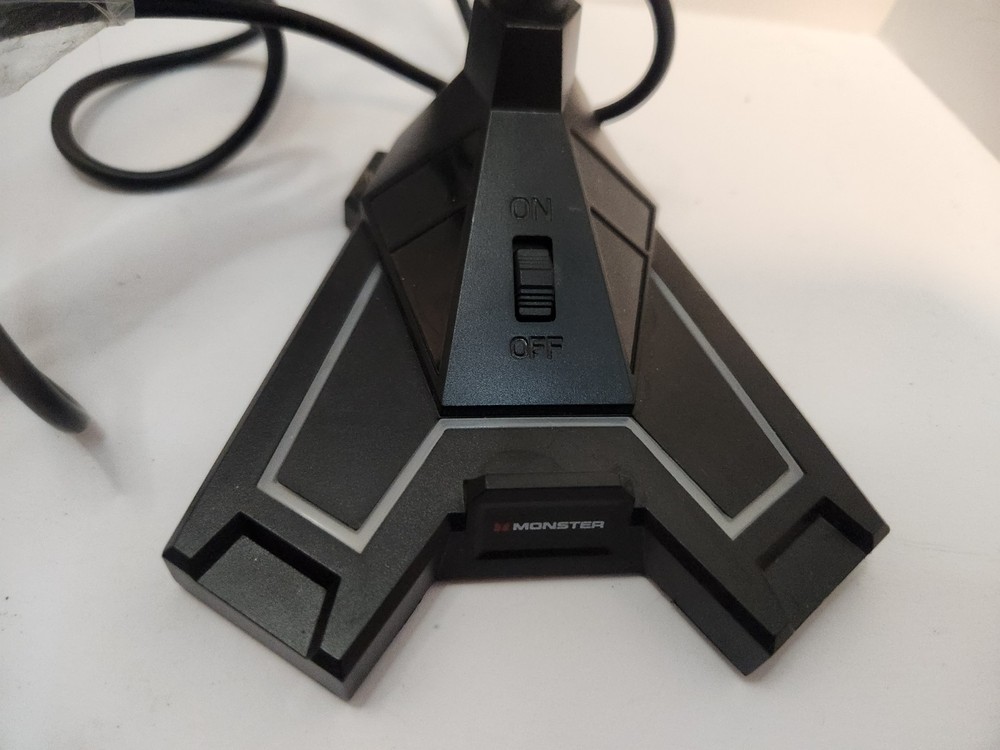 Monster LED gaming microphone 2mnga0861b0bl 3.5mm connection -usb power
