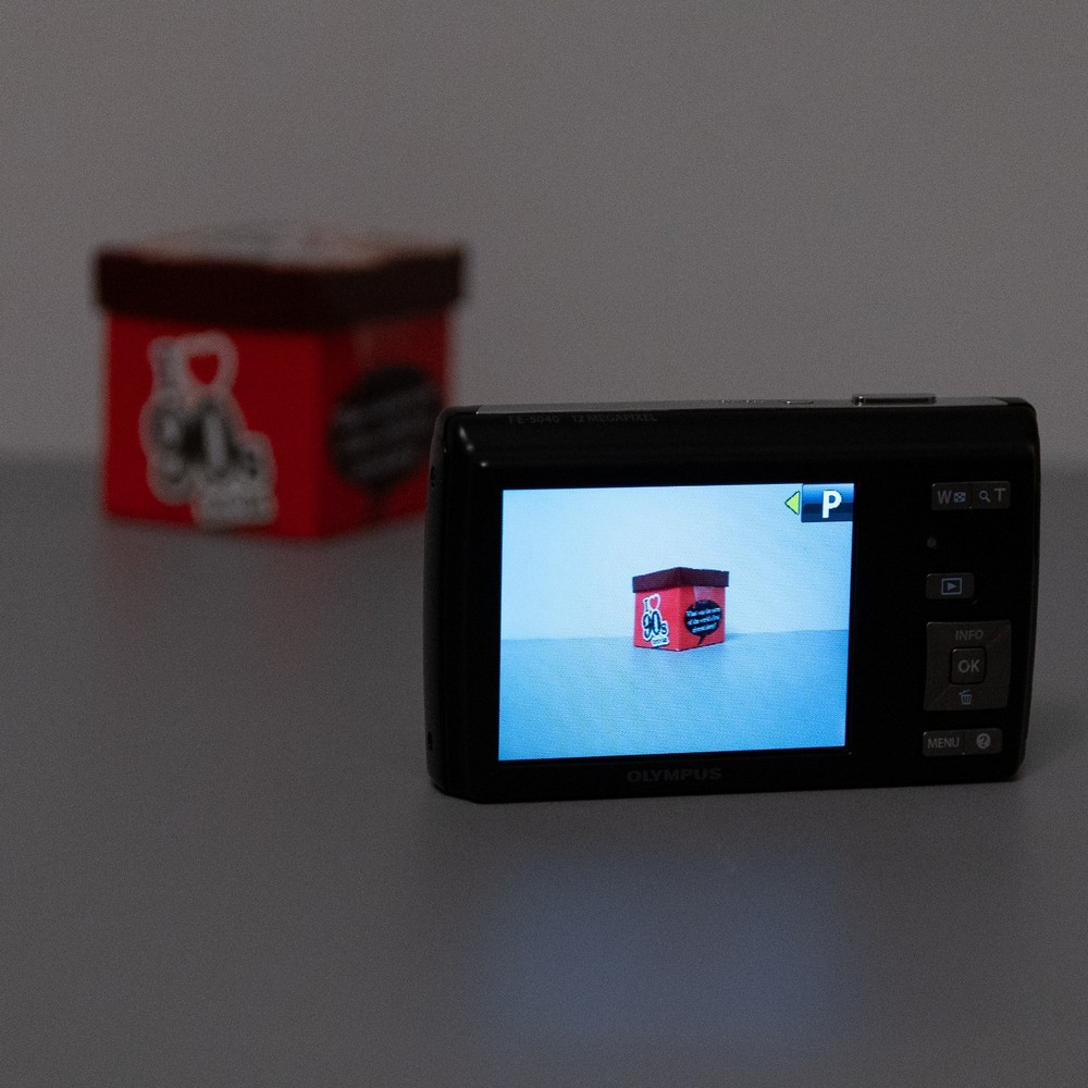 Olympus FE-5040 - 14MP digital compact camera, battery, memory card, strap