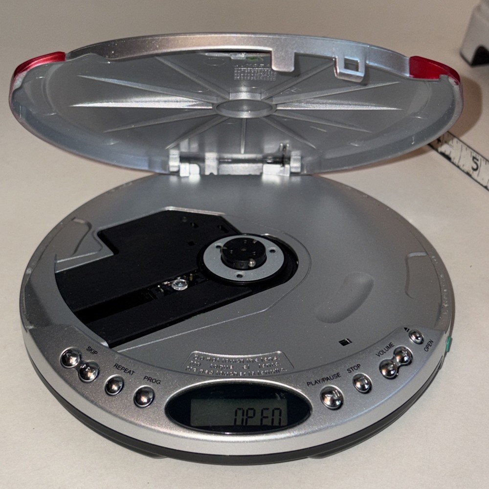 2005 DURABRAND Model CD-566 Portable CD Player Red & Silver TESTED PREOWNED