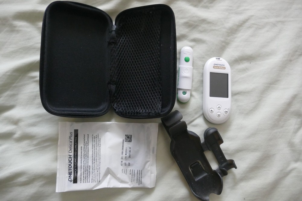 OneTouch Verio Reflect Glucose Meter w/ Case & Lancing Device Used