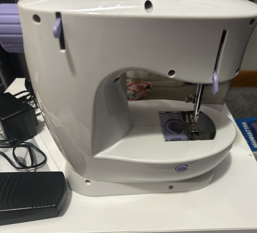 White Sew E-Z Model W338 Mini Sewing Machine