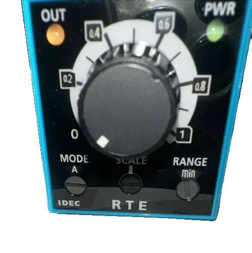 IDEC RTE-P2AD24 Electronic Timer with Base