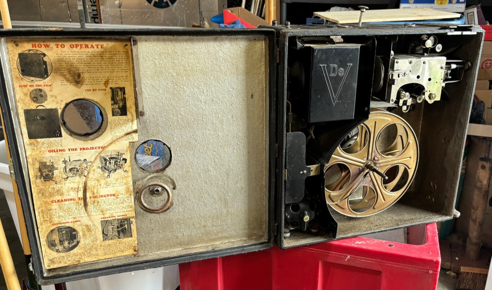 1920s DeVRY MODEL E Portable 35mm MOVIE PROJECTOR + Reel & Bulb UNTESTED