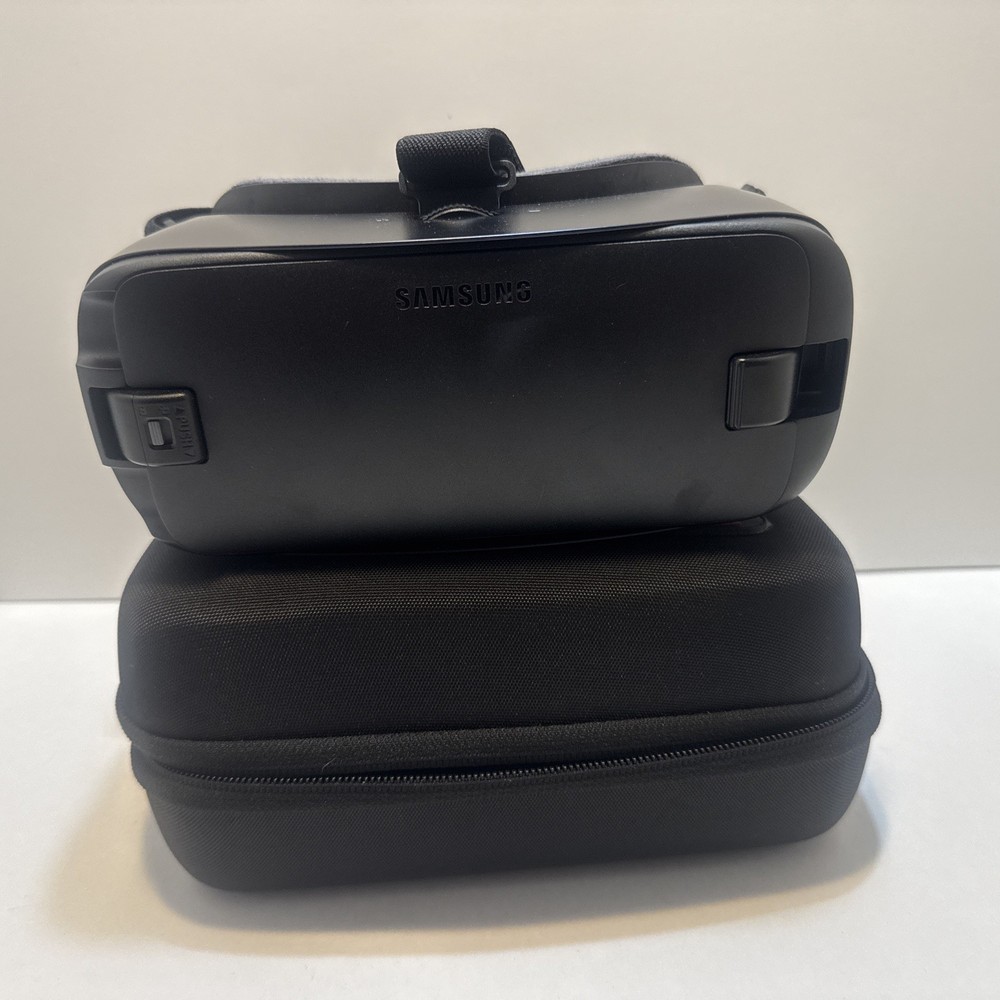 Samsung Gear VR Headset – Original Model by Oculus - Immersive Virtual Reality