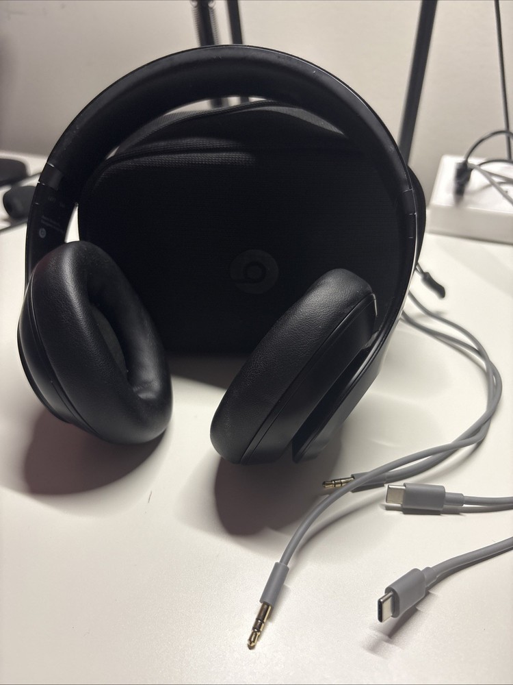 USED- Beats Studio Pro Black