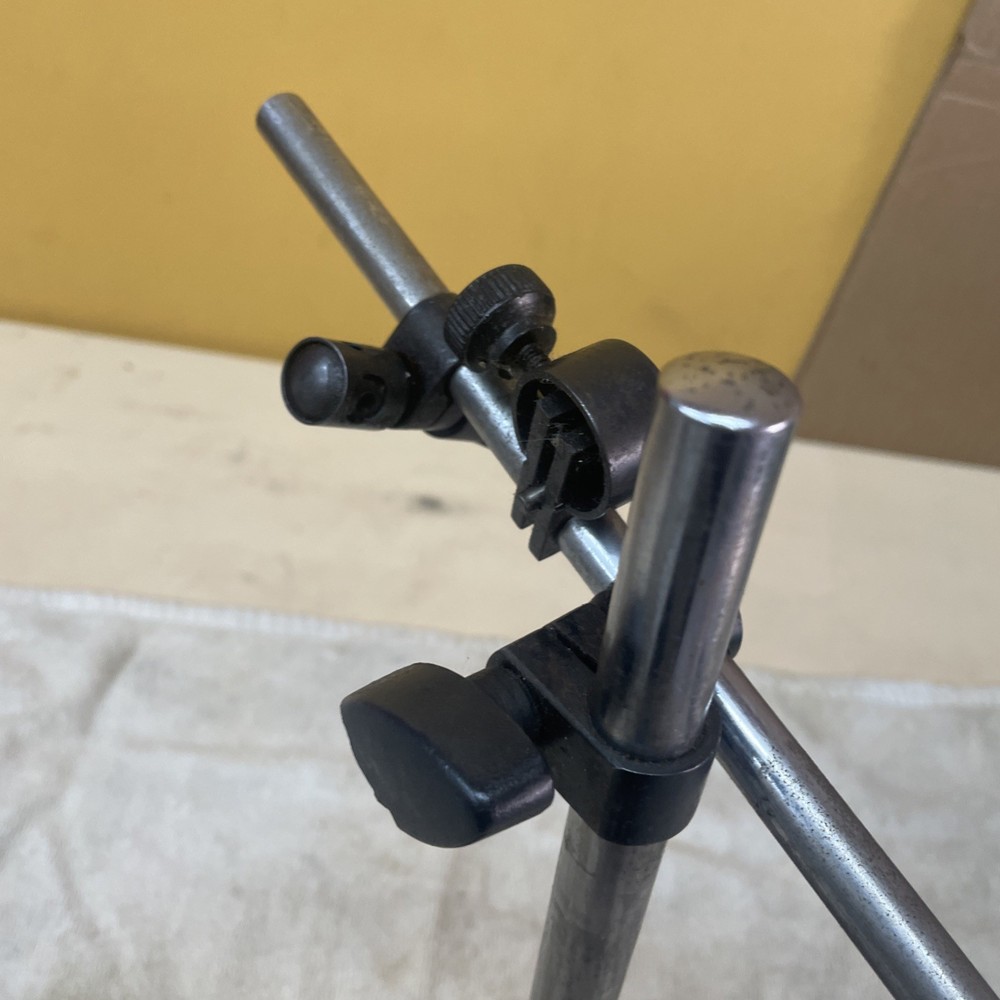 Magnetic Base With Articulating Arm And Indicator Snug