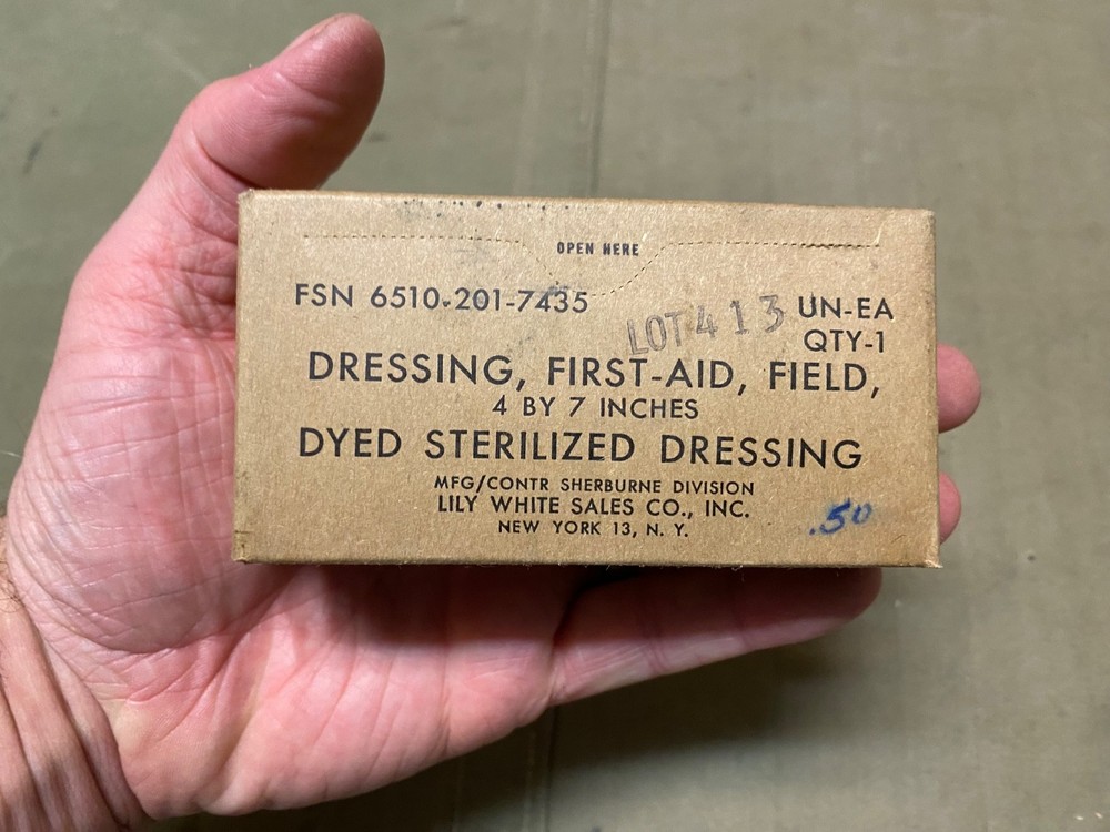 ORIGINAL WWII US ARMY MEDIC MEDICAL FIRST AID DYED  DRESSING BANDAGE-SEALED