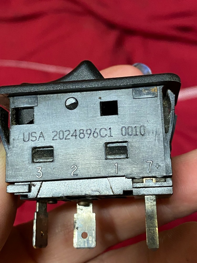 International TV / VCR Switch CONTROL 2024896C1