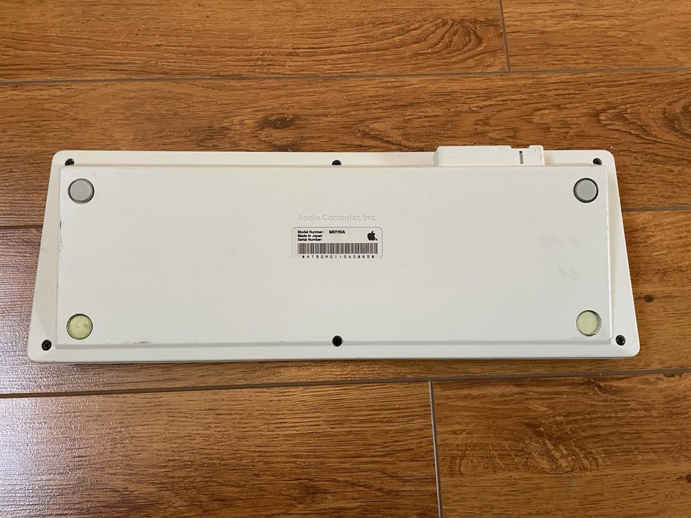 VINTAGE APPLE KEYBOARD M0110A UNTESTED MISSING 1 KEY