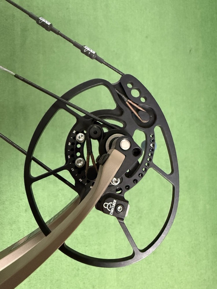 NEW Bowtech Core SR in Sandstone Right Hand 70# 25-30" Compound Bow