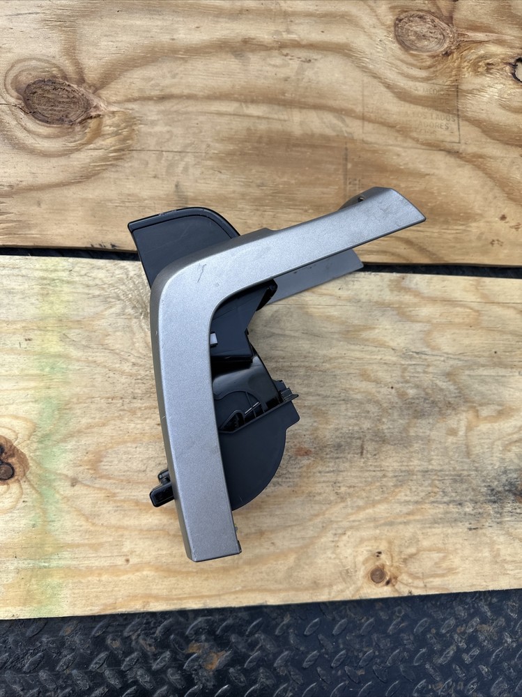 2004 TOYOTA PRIUS CUP HOLDER (FRONT)