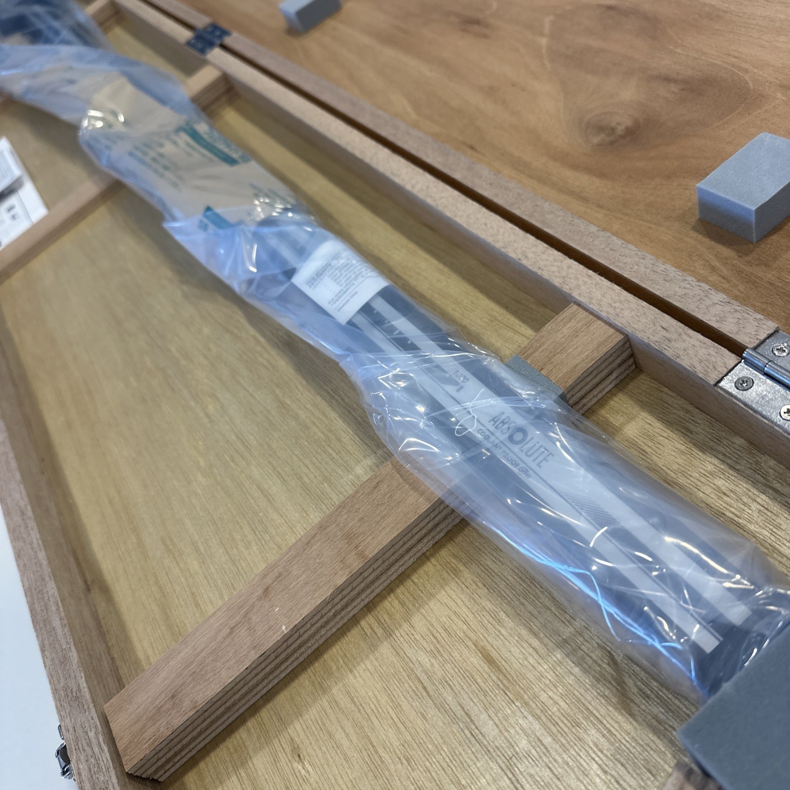 New Mitutoyo Metric Carbon Fiber Digital Caliper 1000mm / 0.01mm Nib Style Jaws