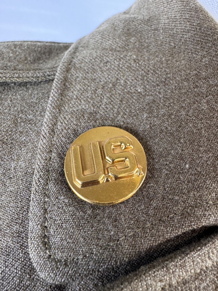 WWII US ARMY IKE JACKET OISE ETO COMMUNICATIONS & 9TH ARMY PATCHES - DATED