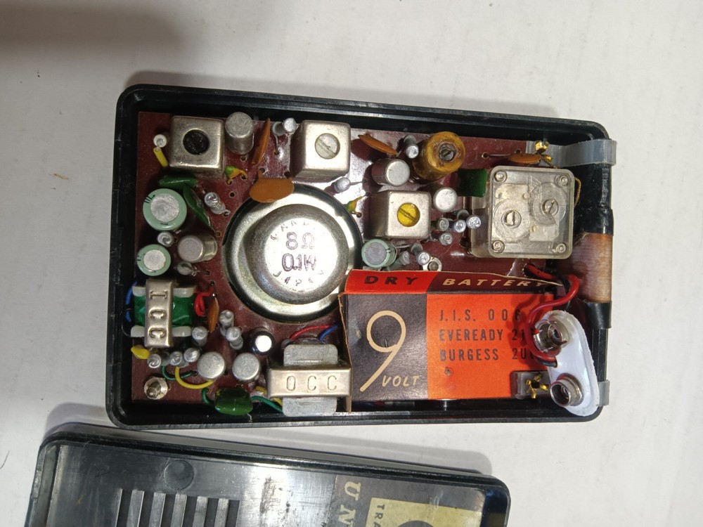 Universal PTR-628 Transistor radio with case untested