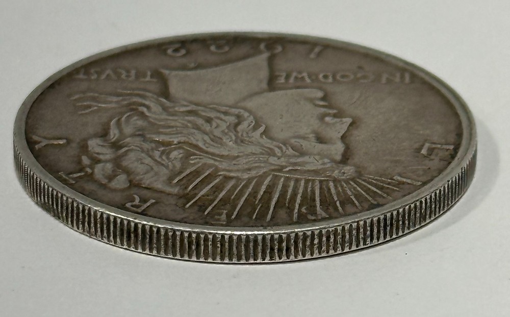 US Silver Coin-1922 PEACE SILVER DOLLAR circulated